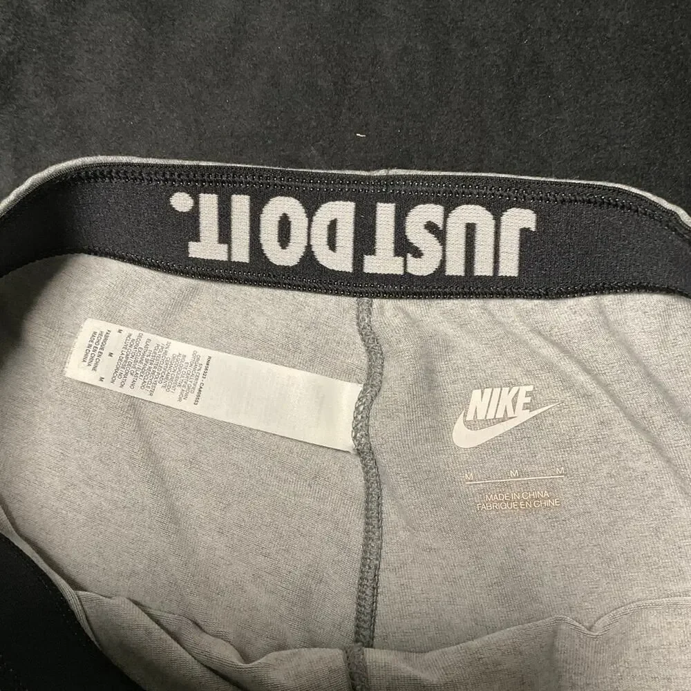 Nike women’s yoga pants in a medium has graphic on the leg‎